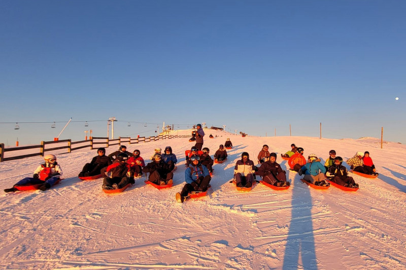 Descente en luge au coucher du soleil et de nuit