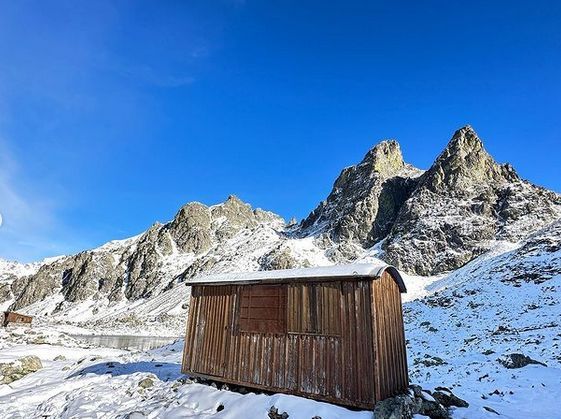 Chamrousse lacs robert cabane hiver station grenoble isère alpes france - © @caroleh