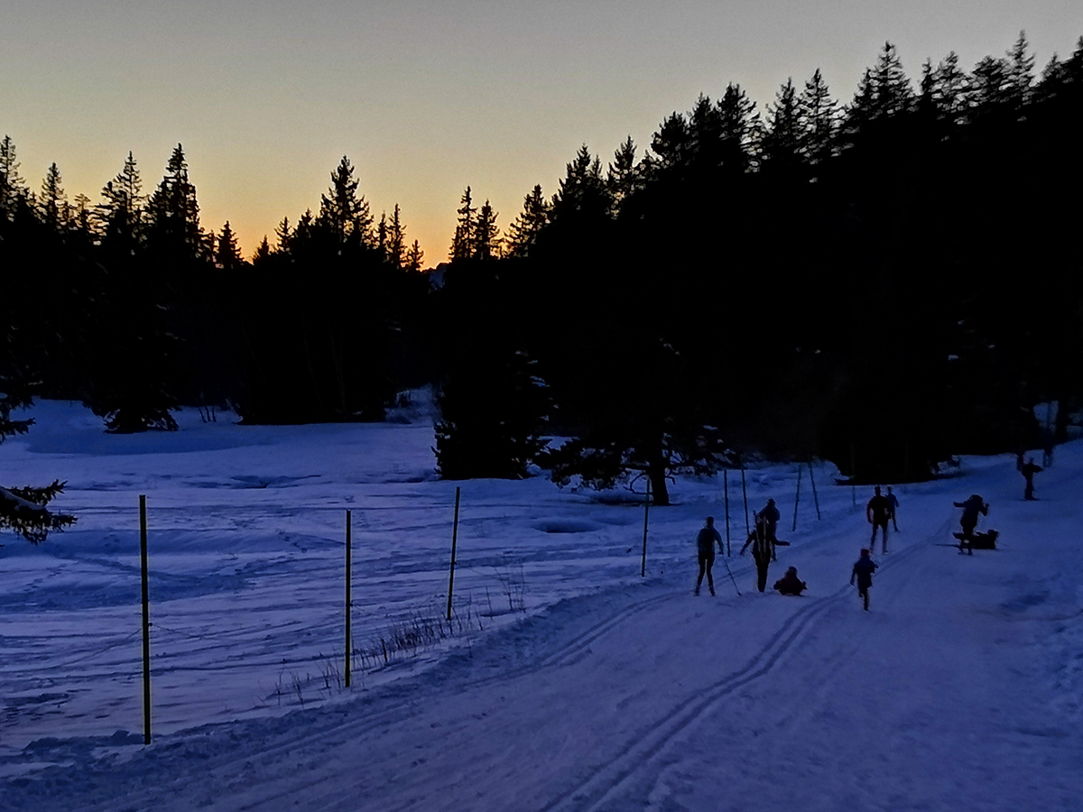 Chamrousse balade neige couple retour coucher soleil station montagne ski grenoble isère alpes france - © EM - OT Chamrousse