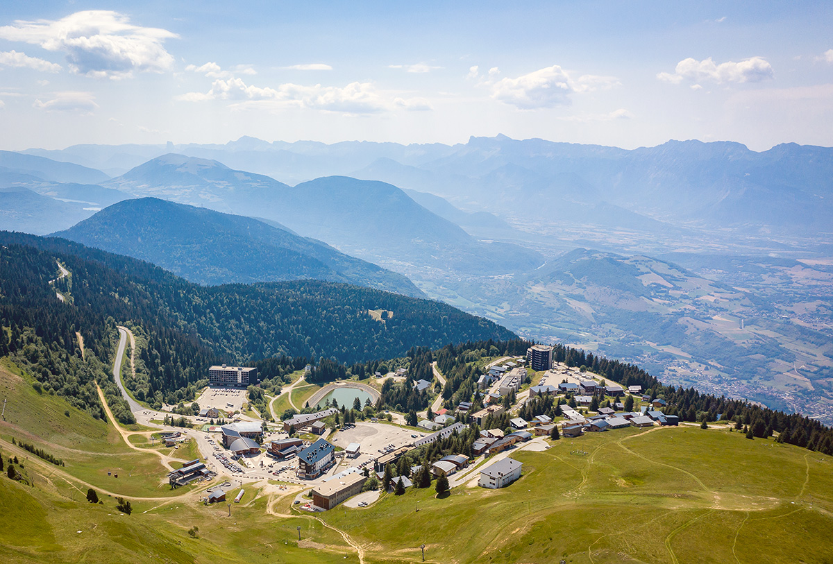Chamrousse recoin 1650 mètres altitude village station montagne belledonne isère alpes france - © Relief air