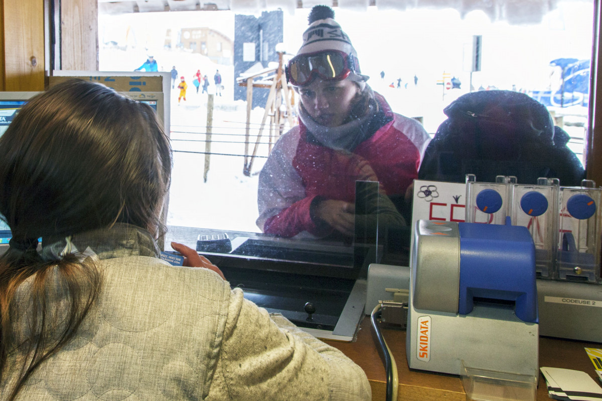 Chamrousse 1650 winter cash desk and Chamrousse ski pass vending machine