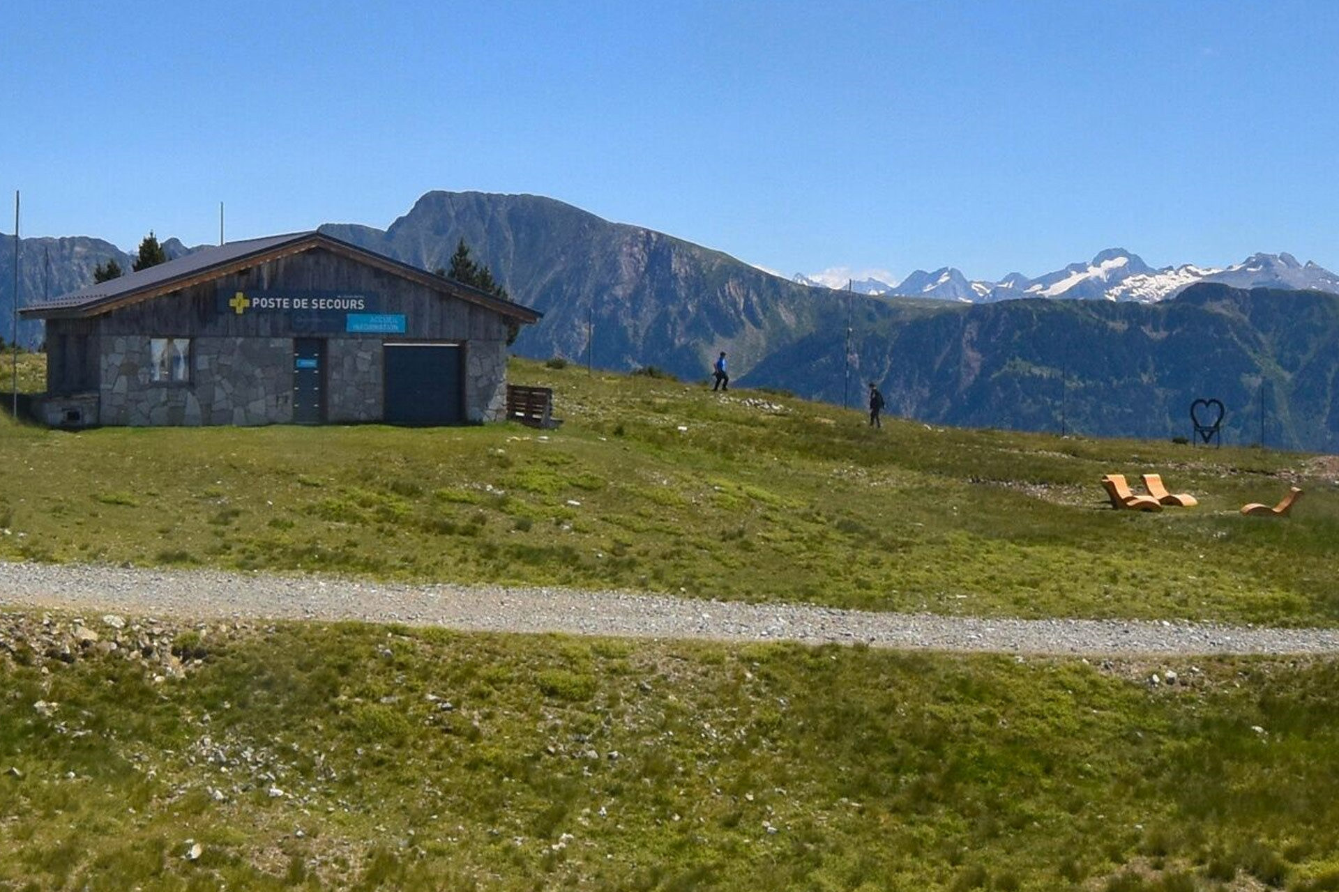 Panneau coeur spot photo et transats Chamrousse - © Skaping Panneau coeur spot photo et transats Chamrousse