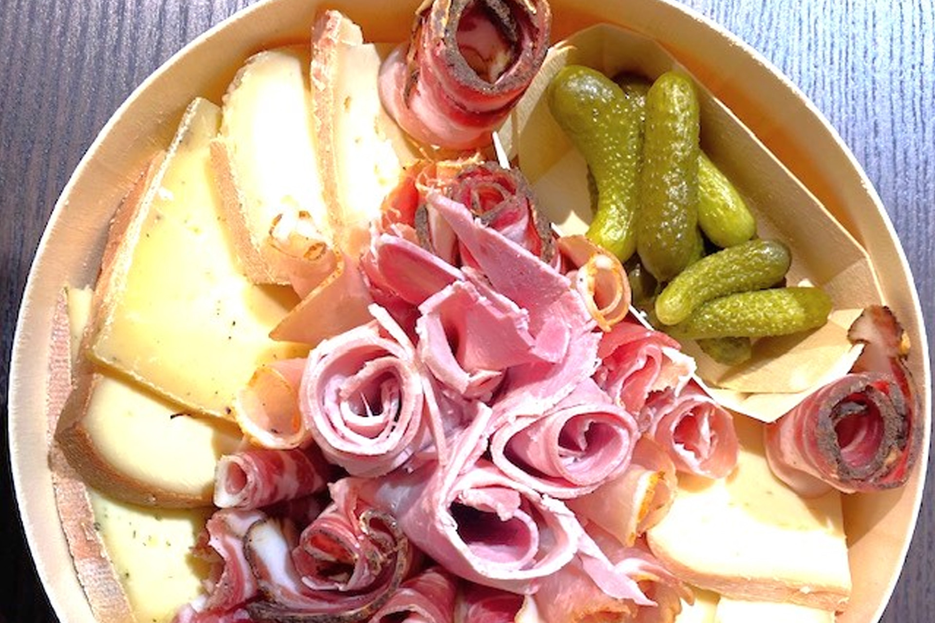 Raclette à emporter pub l'Étable Chamrousse - © Igor Roudier Raclette à emporter pub l'Étable Chamrousse