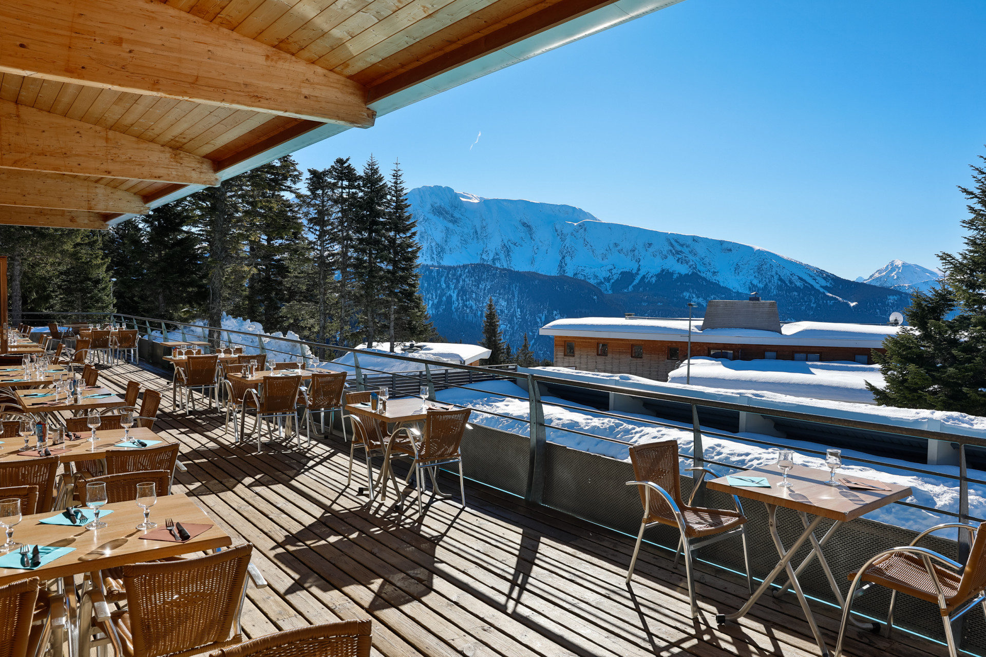 Außenterrasse Restaurant Residenz Les villages du Bachat Chamrousse - © Redlodge Außenterrasse Restaurant Residenz Les villages du Bachat Chamrousse