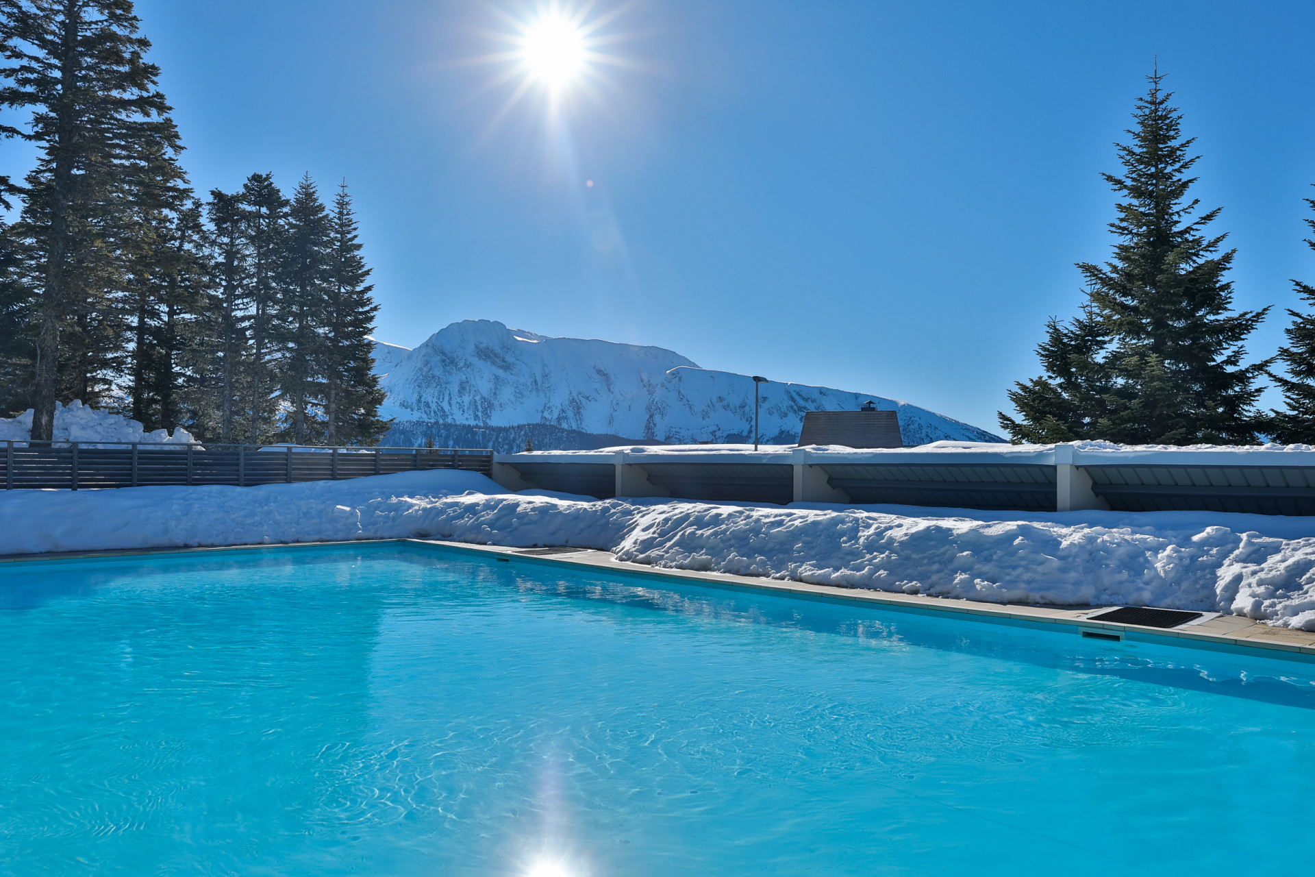 Schwimmbad Winter Residenz Les villages du Bachat Chamrousse - © Redlodge Schwimmbad Winter Residenz Les villages du Bachat Chamrousse