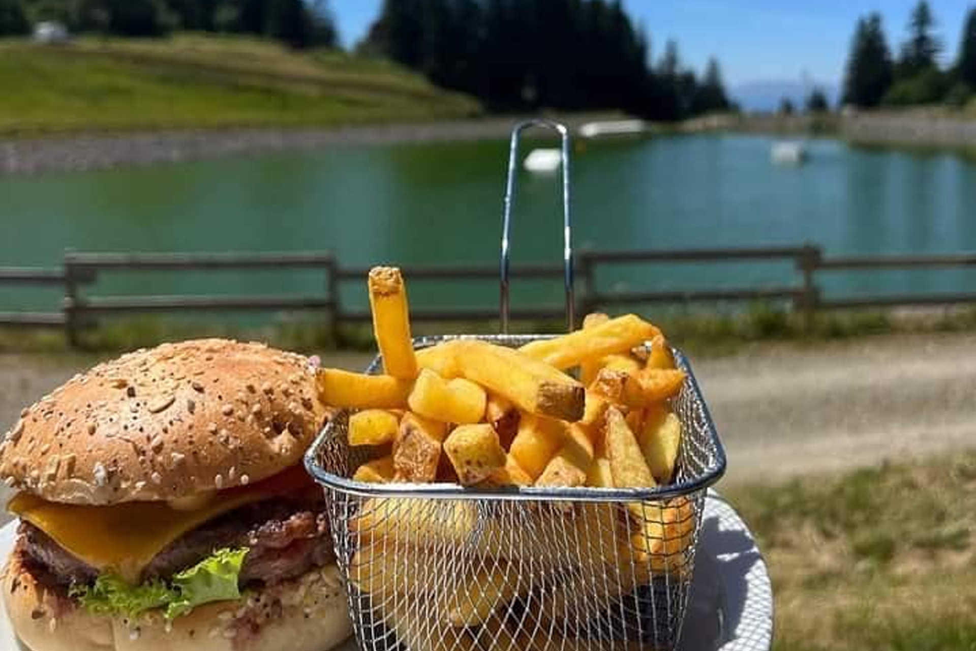Burger Snack Füße im Wasser See Grenouillère Chamrousse - © Chamrousse Oxygène Burger Snack Füße im Wasser See Grenouillère Chamrousse