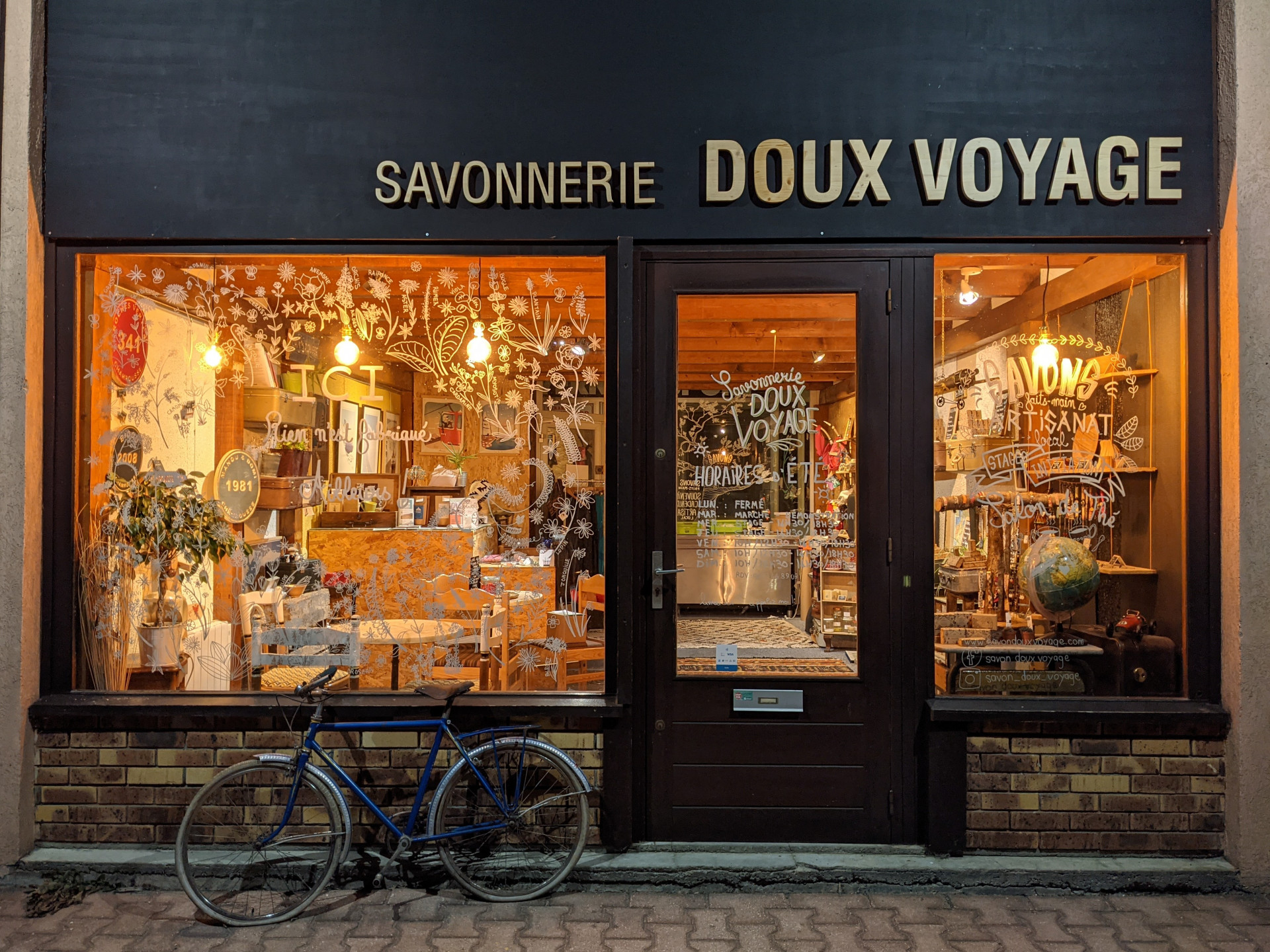 Vitrine Savonnerie Doux Voyage Chamrousse - © Laurie Hernandez Vitrine Savonnerie Doux Voyage Chamrousse