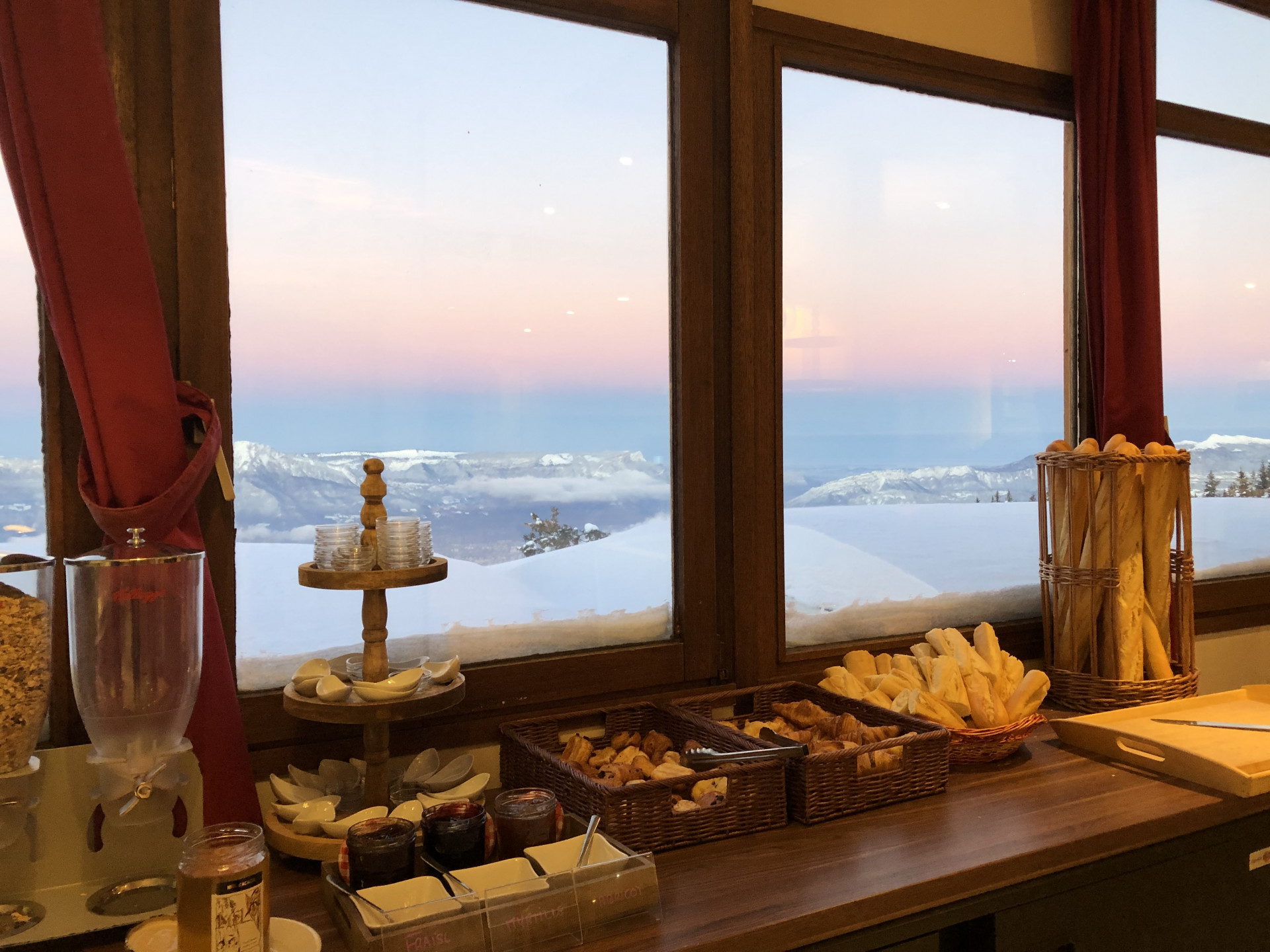 Petit déjeuner terrasse La Bérangère Chamrousse - © Artes Tourisme Petit déjeuner terrasse La Bérangère Chamrousse