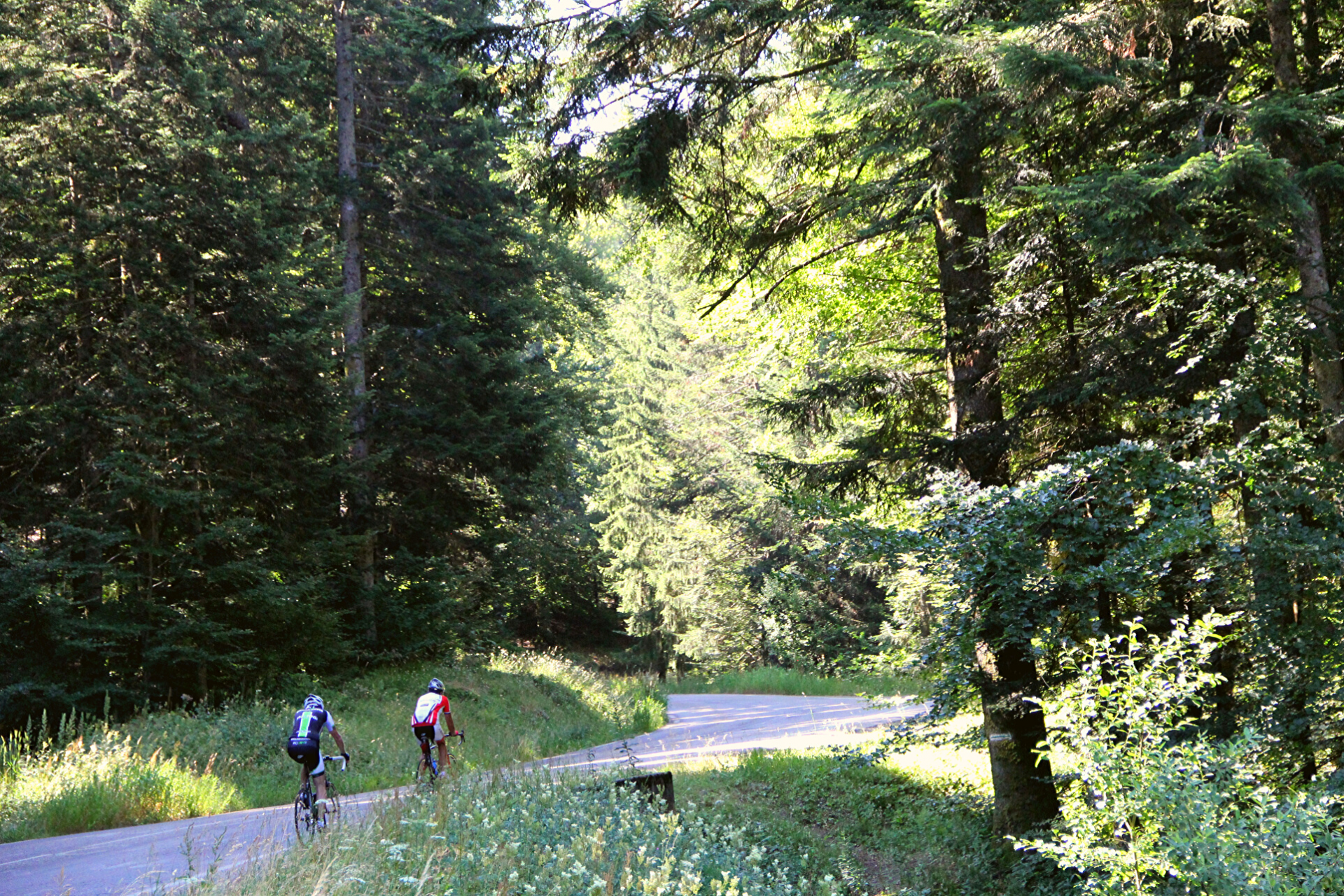 Chamrousse à vélo dans le massif de Belledonne, Alpes Isère - © Office de Tourisme de Chamrousse Chamrousse à vélo dans le massif de Belledonne, Alpes Isère