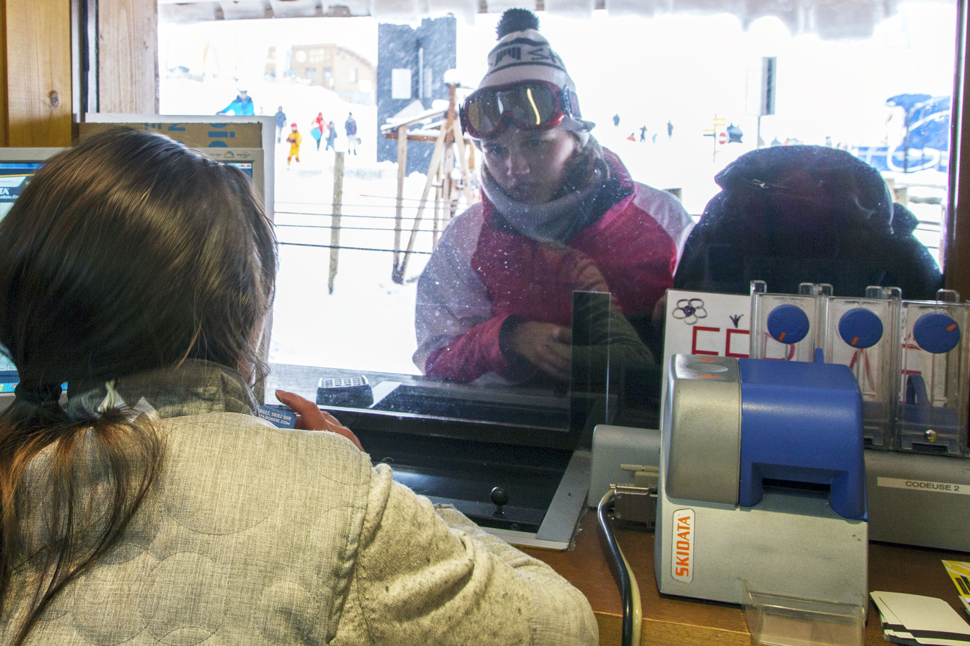 Caisse hiver Chamrousse 1650 et distributeur automatique forfait Chamrousse