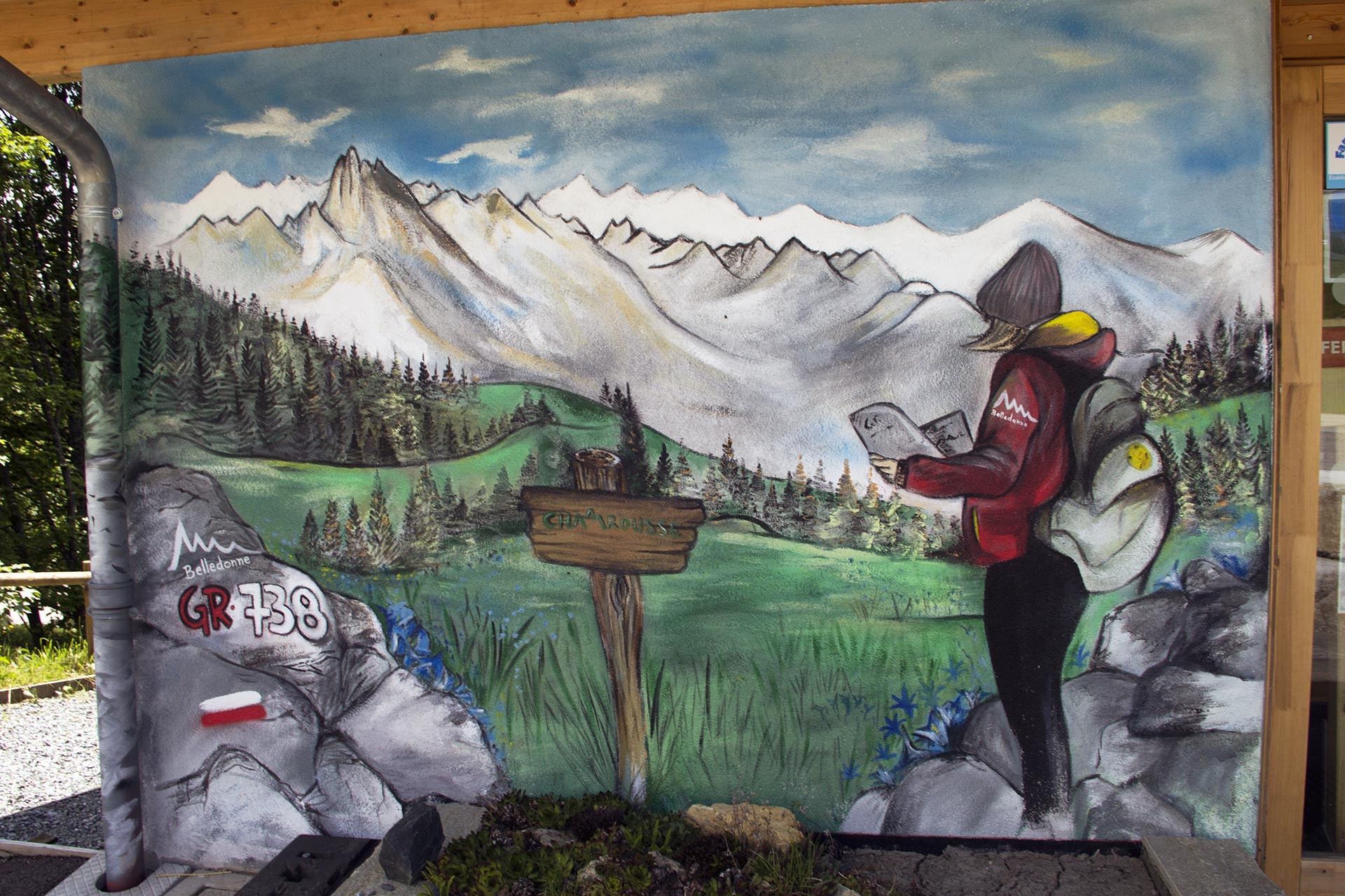 Malerei an der Fassade des Umwelthauses in Chamrousse