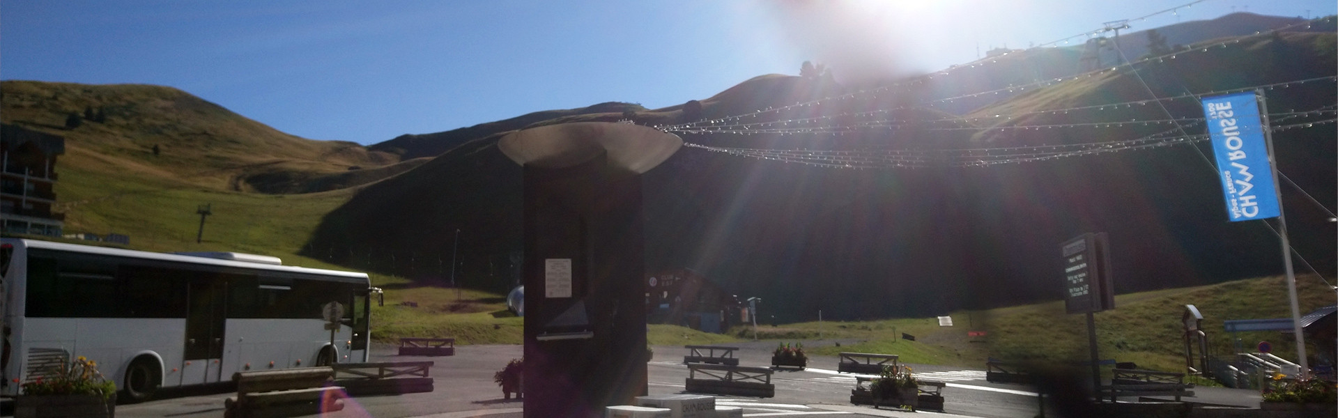 Bus montagne été Chamrousse - © OT Chamrousse Chamrousse bus été station montagne grenoble belledonne isère alpes france
