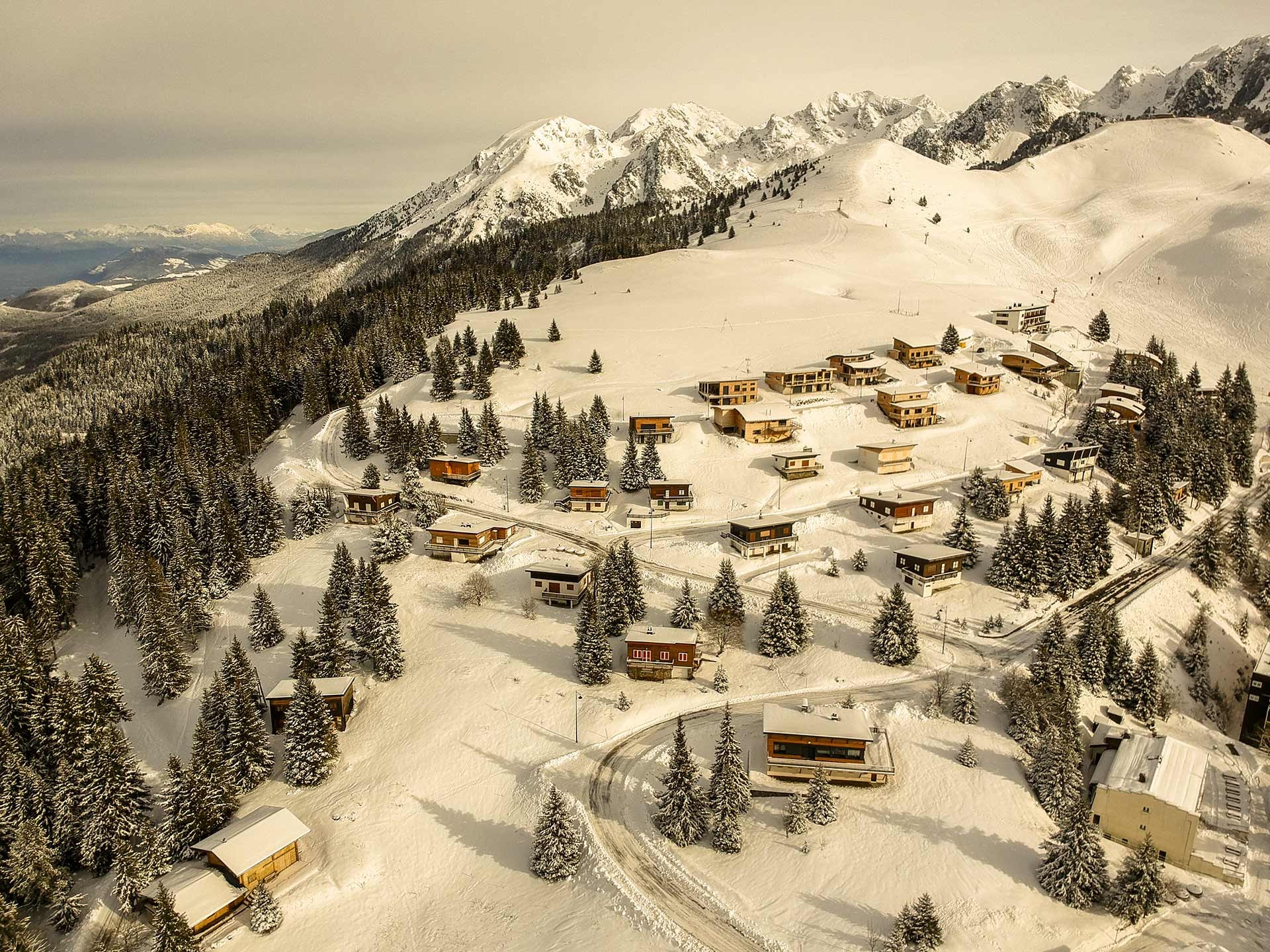 Chamrousse Réservation location hébergement appartement chalet station ski montagne isère alpes france