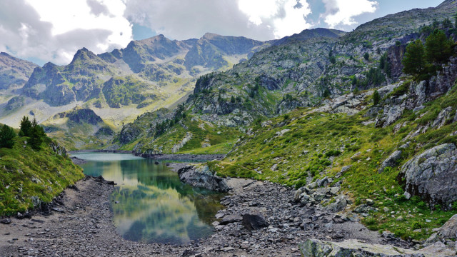 Longet lake in GR738 Belledonne hike Chamrousse La Pra - © FL - OT Chamrousse Longet lake in GR738 Belledonne hike Chamrousse La Pra