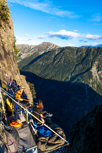 Nuit en portaledge Chamrousse - © Philippe Halot Nuit en portaledge Chamrousse