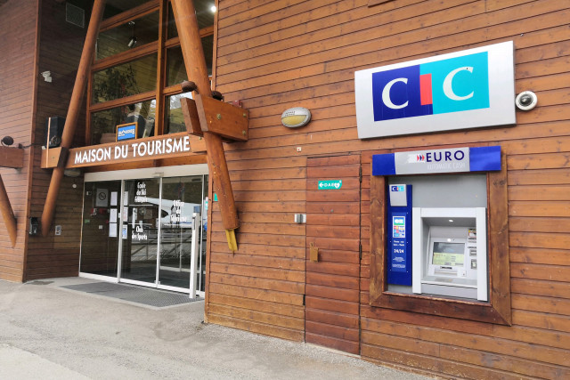 Distributeur billet banque CIC
