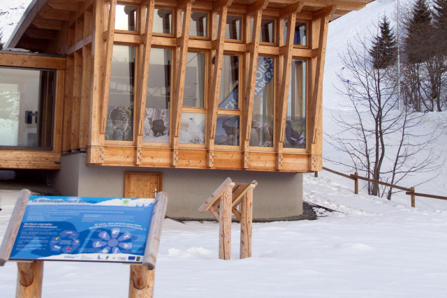Ausstellungswand außen Umwelthaus Chamrousse