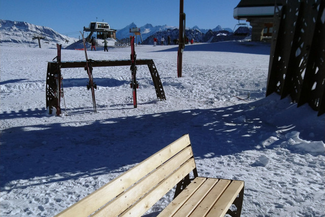 Croix Chamrousse bench and ski rack