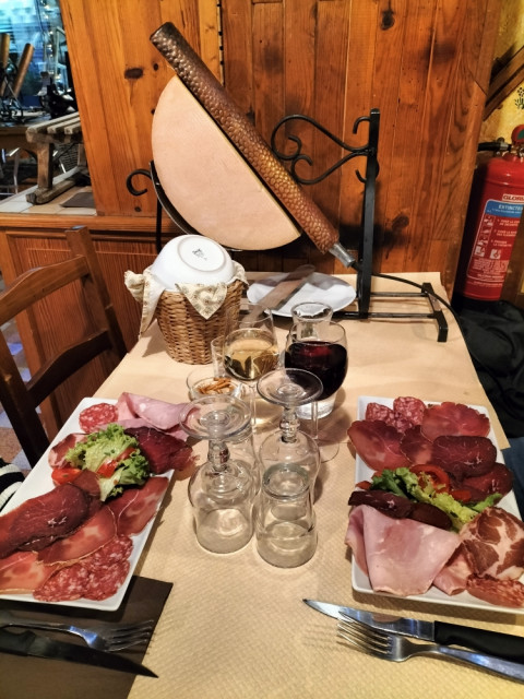 Raclette nach Belieben - © La pierre chaude Raclette nach Belieben
