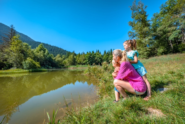 Une maman et ses enfants profitant du panorama au bord du marais des Seiglières.