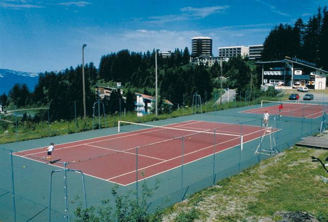Terrain de tennis Chamrousse - © OT Chamrousse Terrain de tennis Chamrousse
