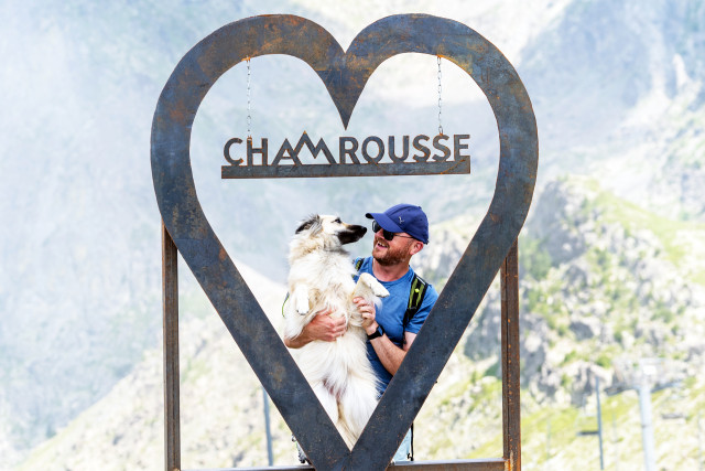 Spot photo balade famille chien sommet station Chamrousse été - © CH - OT Chamrousse Spot photo balade famille chien sommet station Chamrousse été