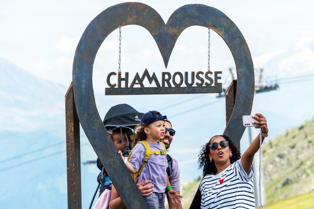 Selfie balade famille sommet station en été