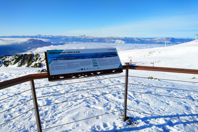 Panneau information belvédère Oisans à la Croix de Chamrousse hiver