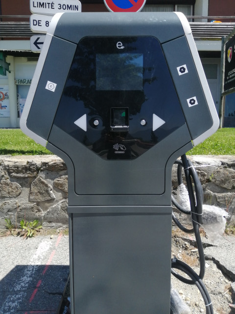Borne de rechargement véhicule électrique - Galerie Commerciale - © OT Chamrousse Borne de rechargement véhicule électrique - Galerie Commerciale
