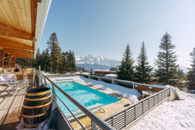 Outdoor winter swimming pool fitness area residence Les villages du Bachat Chamrousse