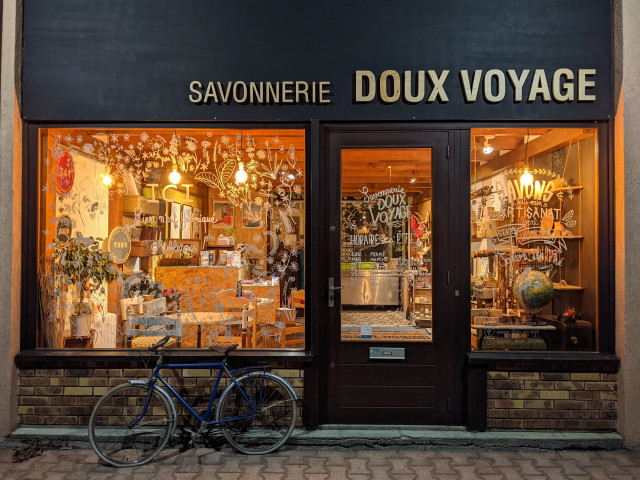 Vitrine Savonnerie Doux Voyage Chamrousse - © Laurie Hernandez Vitrine Savonnerie Doux Voyage Chamrousse