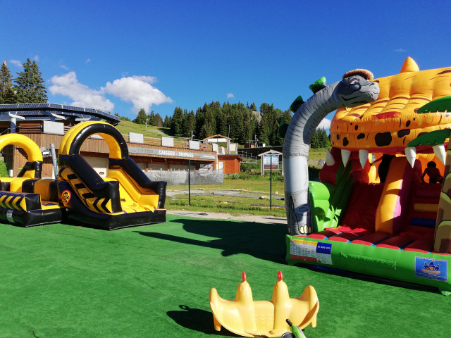 Parc jeux gonflables enfant Chamrousse Kids - © OT Chamrousse Parc jeux gonflables enfant Chamrousse Kids