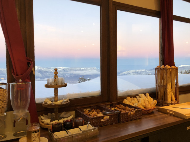 Petit déjeuner terrasse La Bérangère Chamrousse