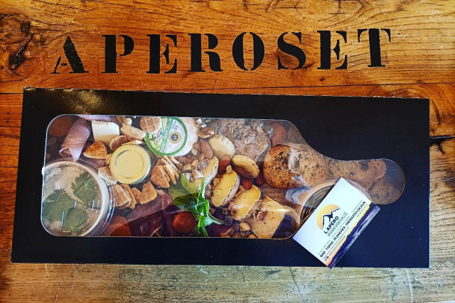 Chamrousse Aperoset takeaway aperitif board - © Aperoset Chamrousse Aperoset takeaway aperitif board