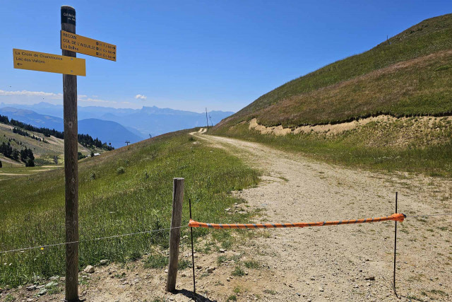 Crossing cow pen hiking trail Chamrousse 1650 - Croix de Chamrousse