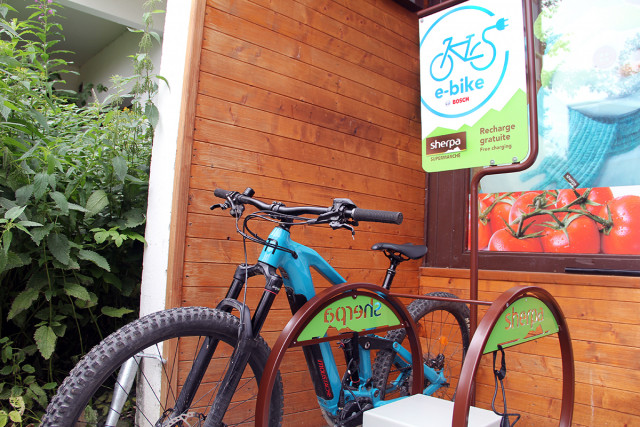 Borne rechargement vélo électrique Sherpa Chamrousse - © CP - OT Chamrousse Borne rechargement vélo électrique Sherpa Chamrousse