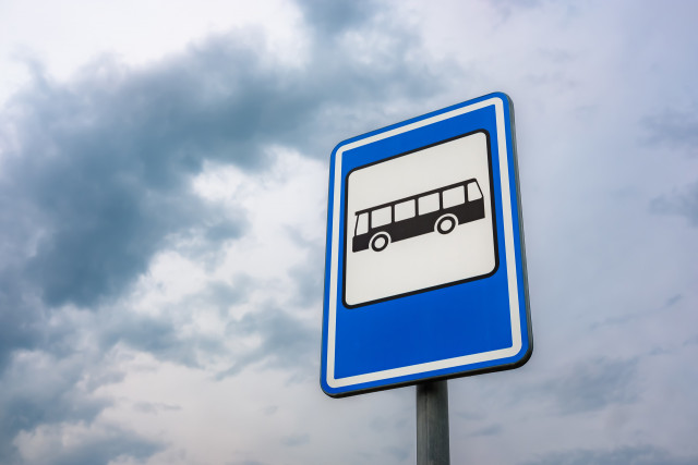 Arrêt de bus - © Freepik - wirestock Arrêt de bus