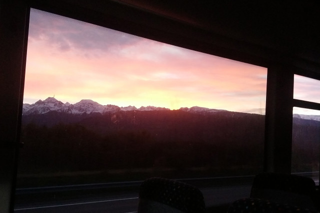 Blick auf den Berg Belledonne Chamrousse vom Bus aus