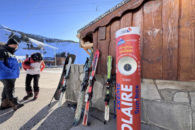 Borne distributeur crème solaire Sun box Chamrousse - © Emma Marty - OT Chamrousse Borne distributeur crème solaire Sun box Chamrousse
