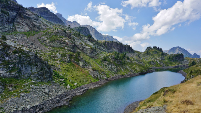 Longet lake in GR738 Belledonne hike Chamrousse La Pra - © FL - OT Chamrousse Longet lake in GR738 Belledonne hike Chamrousse La Pra