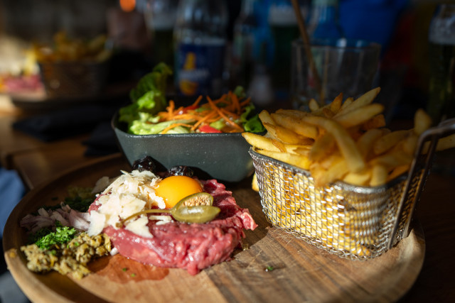 chamrousse-repas-restaurant-hiver-station-montagne-grenoble-isere-alpes-france-hugo-lopez-rios-92760