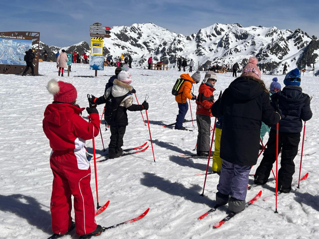 Chamrousse initiation ski fond classe enfant sommet station printemps montagne grenoble isère alpes france