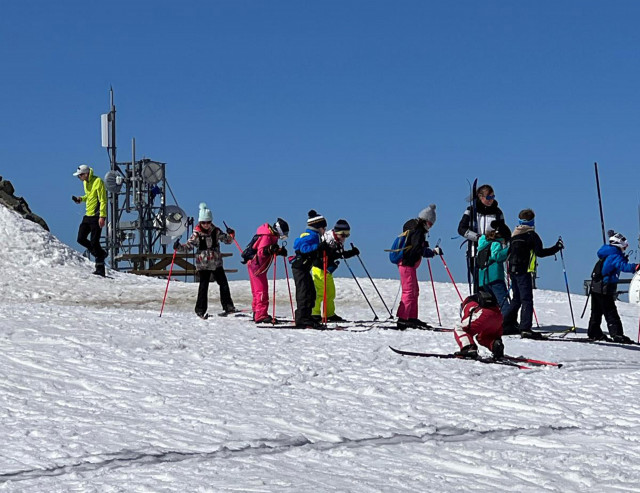 Chamrousse initiation ski fond enfant école sommet station printemps montagne grenoble isère alpes france