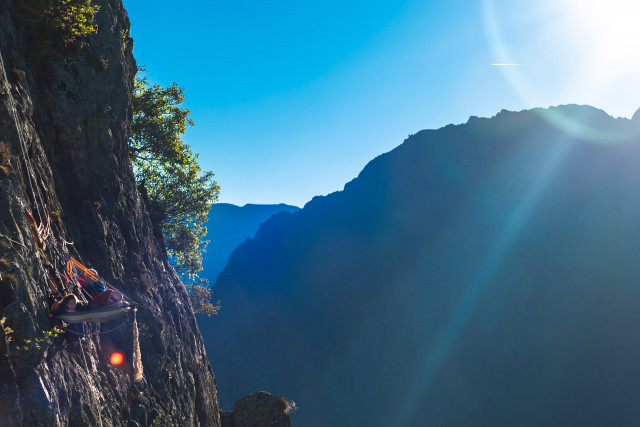Nuit insolite portaledge falaise Chamrousse