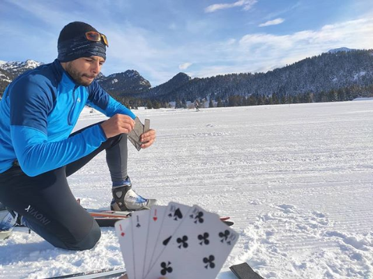 Chamrousse photo insolite pause jeu carte ski fond hiver station montagne ski grenoble isère alpes france