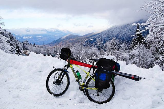 Chamrousse photo insolite transport ski vélo neige hiver station montagne ski grenoble isère alpes france