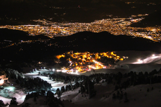 Ski de nuit Chamrousse Snowleader casque ski snowboard
