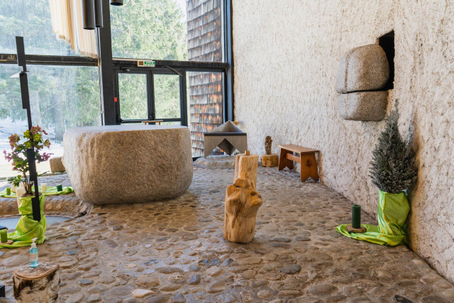 Visite patrimoine expérience Artitude chapelle haute Pierre et Vera Székely église saint esprit Chamrousse