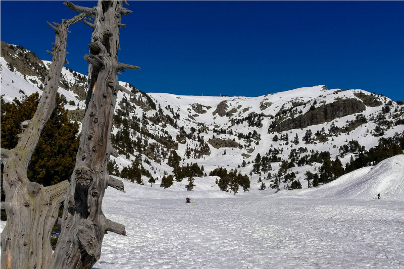 Lac Achard recouvert de neige en hiver