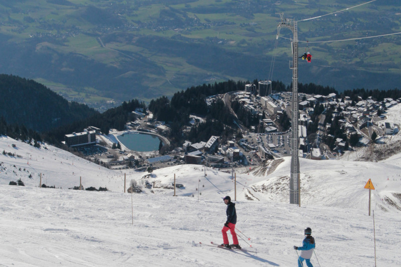 Tyrolienne géante Chamrousse Adrenaline Park piste ski et tyrolienne hiver